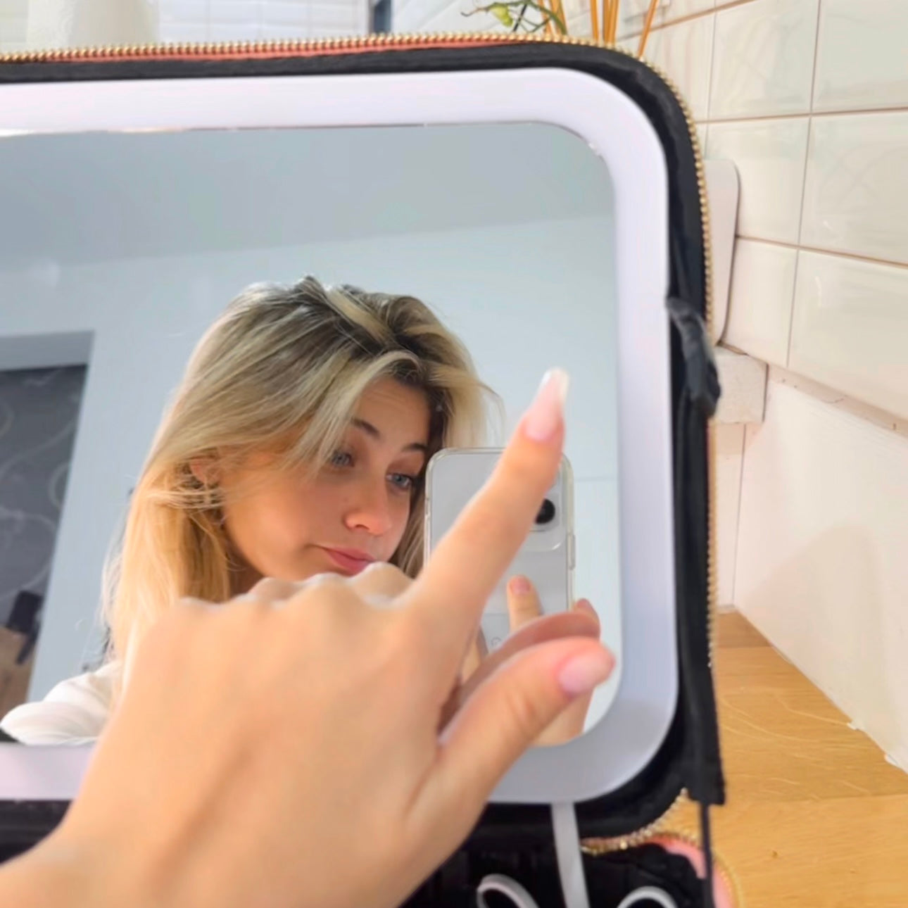 תיק איפור מקצועי מעור עם מראה ולד מובנה