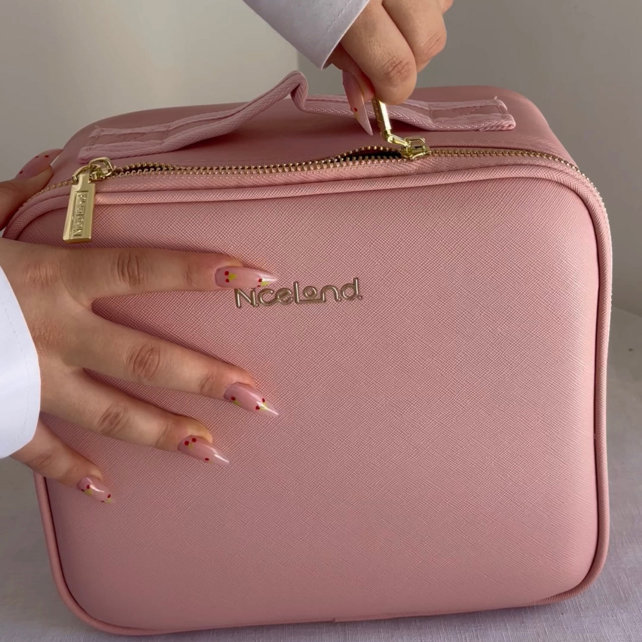 תיק איפור מקצועי מעור עם מראה ולד מובנה